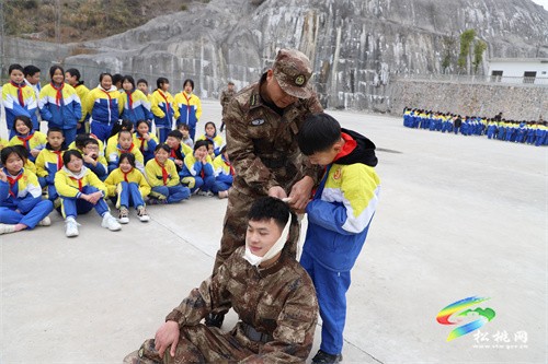 松桃第七完?。洪_學(xué)第一周  軍營文化進校園