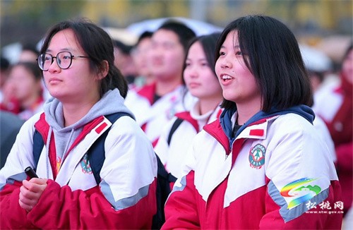松桃民族中學(xué)舉行十八歲成人禮儀式