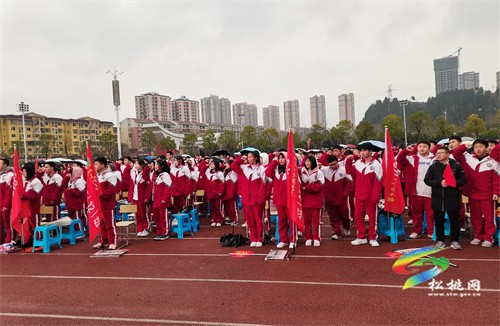 松桃民族中學(xué)舉行十八歲成人禮儀式
