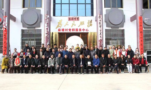 松桃作家協(xié)會文學(xué)創(chuàng)作基地掛牌儀式在正大鎮(zhèn)舉行
