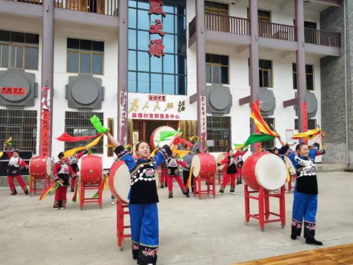 松桃作家協(xié)會文學(xué)創(chuàng)作基地掛牌儀式在正大鎮(zhèn)舉行