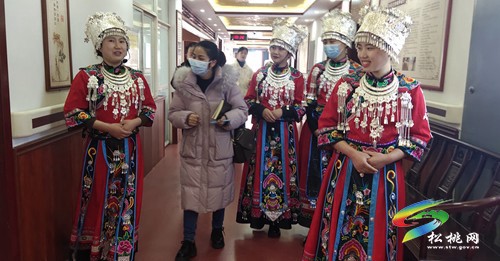 云南省硯山縣到松桃民族中醫(yī)院考察中醫(yī)特色項目