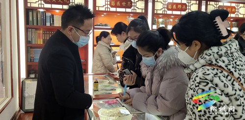 云南省硯山縣到松桃民族中醫(yī)院考察中醫(yī)特色項目