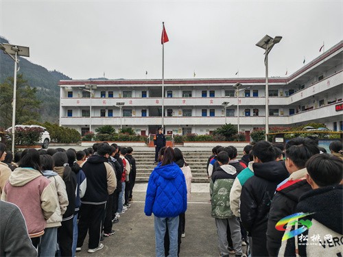 懷化鐵路公安處松桃鐵路派出所民警開(kāi)展“鐵路安全進(jìn)校園,愛(ài)護(hù)鐵路保平安”法制宣傳活動(dòng)