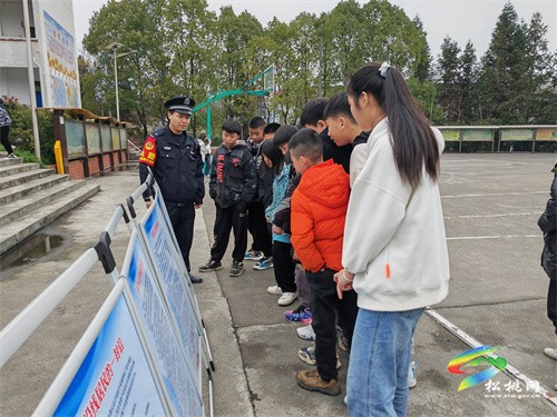 懷化鐵路公安處松桃鐵路派出所民警開(kāi)展“鐵路安全進(jìn)校園,愛(ài)護(hù)鐵路保平安”法制宣傳活動(dòng)