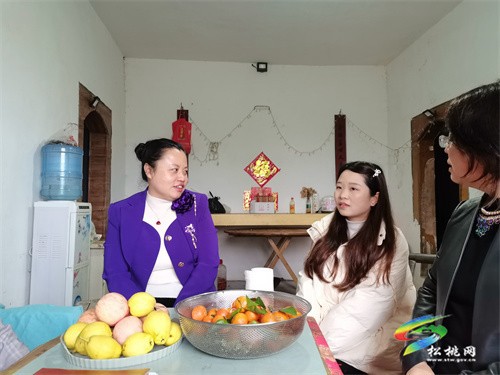 田筑玉“三八”婦女節(jié)走訪慰問松桃文明家庭