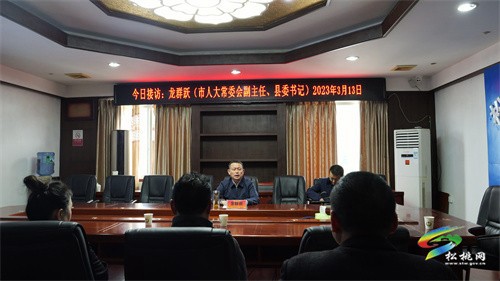 龍群躍在縣信訪局接待群眾來(lái)訪