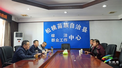 龍群躍在縣信訪局接待群眾來(lái)訪