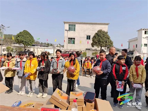 市人社局到正大鎮(zhèn)官舟完小開展黨的二十大精神宣講進(jìn)校園暨關(guān)愛兒童捐贈(zèng)活動(dòng)