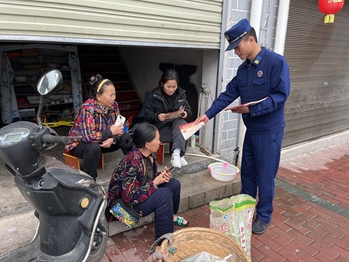 松桃消防開展“走街串巷送安全·消防知識(shí)進(jìn)萬家”宣傳活動(dòng)