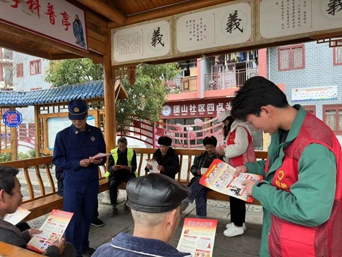 松桃消防開展“走街串巷送安全·消防知識(shí)進(jìn)萬家”宣傳活動(dòng)