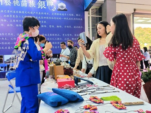 ?松桃苗繡在虎門服交會受熱捧