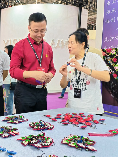 ?松桃苗繡在虎門服交會受熱捧