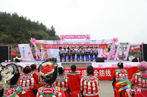 “聯(lián)歡式”“展演式”，松桃公安交警“美麗鄉(xiāng)村行”巡回宣講步履不停