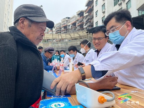 貴州省中西醫(yī)結(jié)合學(xué)會攜手貴州中醫(yī)藥大學(xué)第一附屬醫(yī)院專家到縣人民醫(yī)院開展義診活動