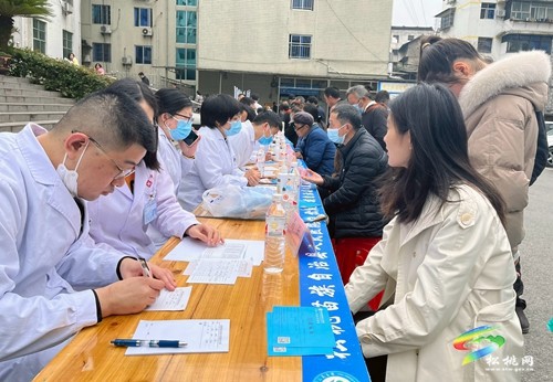 貴州省中西醫(yī)結(jié)合學(xué)會攜手貴州中醫(yī)藥大學(xué)第一附屬醫(yī)院專家到縣人民醫(yī)院開展義診活動