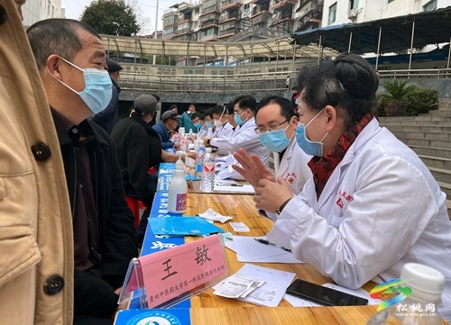 貴州省中西醫(yī)結(jié)合學(xué)會攜手貴州中醫(yī)藥大學(xué)第一附屬醫(yī)院專家到縣人民醫(yī)院開展義診活動