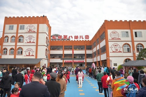 親子齊上陣?百米畫(huà)卷頌祖國(guó)