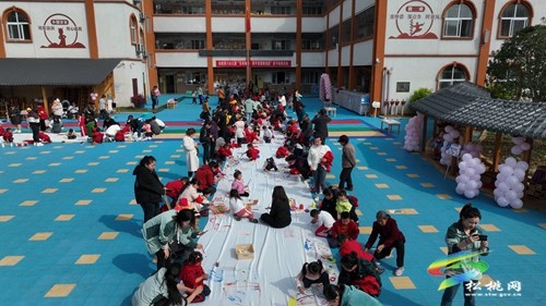 親子齊上陣?百米畫(huà)卷頌祖國(guó)