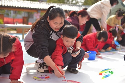 親子齊上陣?百米畫(huà)卷頌祖國(guó)