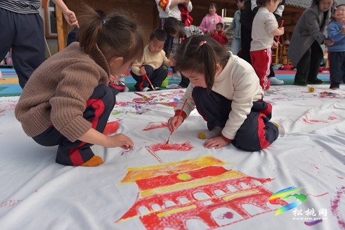 親子齊上陣?百米畫(huà)卷頌祖國(guó)