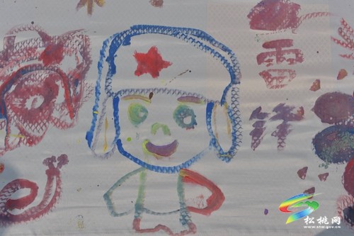 親子齊上陣?百米畫(huà)卷頌祖國(guó)