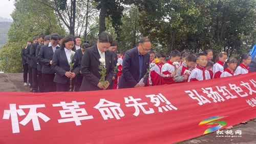 【網(wǎng)絡(luò)中國節(jié)·清明】緬懷革命先烈 弘揚紅色文化——縣一完小開展清明祭掃活動