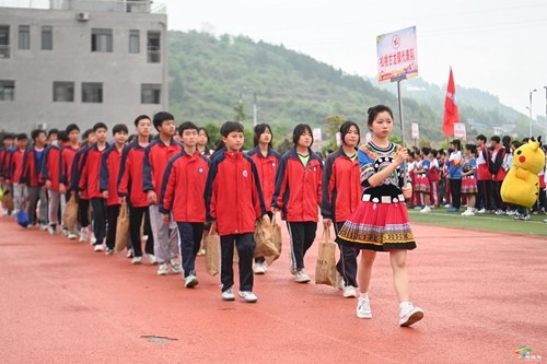 精彩！松桃校園足球三級(jí)聯(lián)賽開(kāi)幕