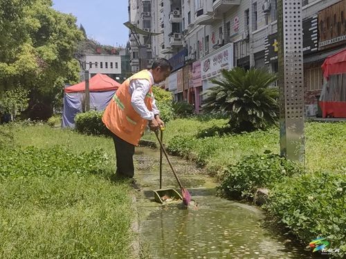 【“五一”我在崗】松桃縣環(huán)衛(wèi)工人用汗水擦亮城市