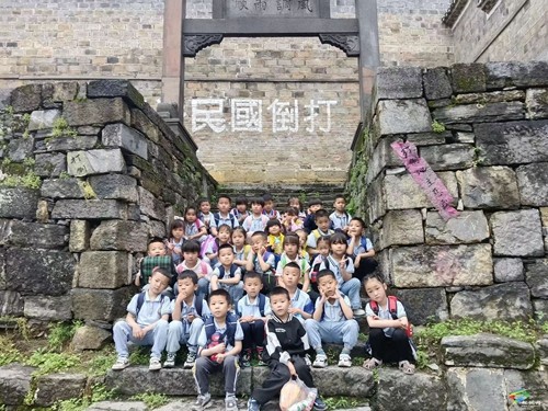 寨英幼兒園開展“走進(jìn)古鎮(zhèn)、探尋歷史”社會(huì)實(shí)踐活動(dòng)