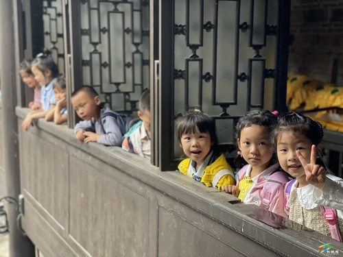寨英幼兒園開展“走進(jìn)古鎮(zhèn)、探尋歷史”社會(huì)實(shí)踐活動(dòng)