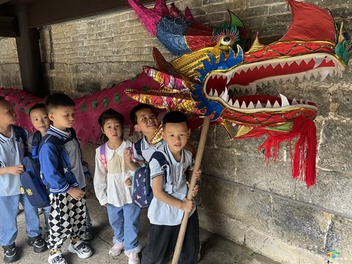 寨英幼兒園開展“走進(jìn)古鎮(zhèn)、探尋歷史”社會(huì)實(shí)踐活動(dòng)