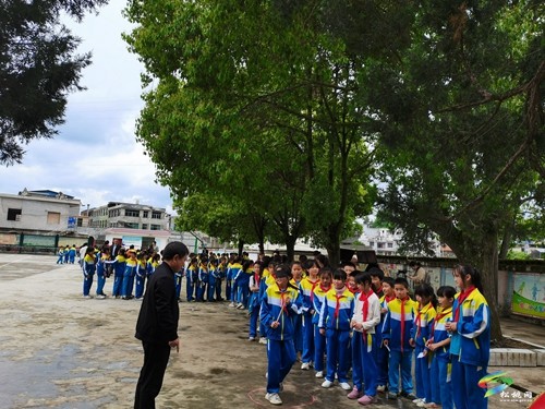 “學(xué)習(xí)二十大，永遠(yuǎn)跟黨走，奮進(jìn)新征程”流動(dòng)少年宮進(jìn)鄉(xiāng)村活動(dòng)在松舉辦