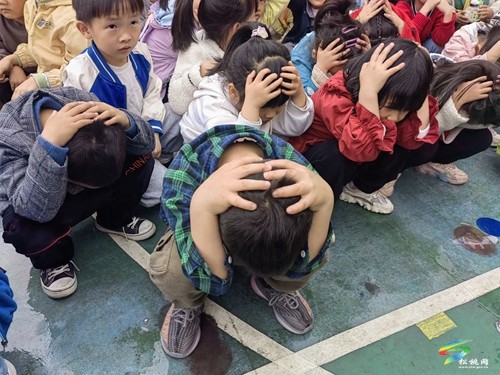 孟溪幼兒園開展“防震減災”應急逃生演練活動
