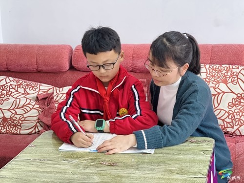 點(diǎn)燃?jí)粝牖鸱N，播種心靈希望——記松桃自治縣迓駕鎮(zhèn)完小教師吳相瓊