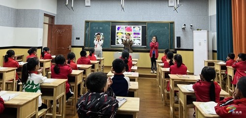 點(diǎn)燃?jí)粝牖鸱N，播種心靈希望——記松桃自治縣迓駕鎮(zhèn)完小教師吳相瓊