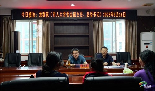 龍群躍在縣信訪局接待來訪群眾