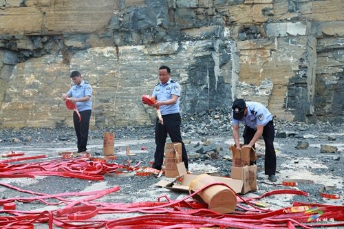 松桃開展非法煙花爆竹集中銷毀行動