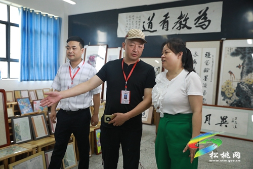 省愛心公益書畫院來松桃開展“捐資助學(xué) 扶老助困”考察調(diào)研