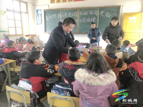 松桃一愛心企業(yè)寒冬送溫暖進苗寨