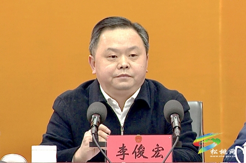 ​《松桃苗族自治縣城區(qū)燃放煙花爆竹管理?xiàng)l例》實(shí)施啟動(dòng)暨城區(qū)“藍(lán)頂棚”整治工作會(huì)議召開