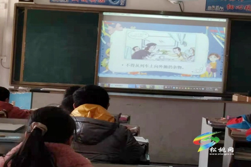 妙隘鄉(xiāng)完小開展“愛路護路，從我做起”主題宣傳活動