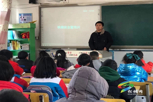 妙隘鄉(xiāng)完小開展“愛路護路，從我做起”主題宣傳活動