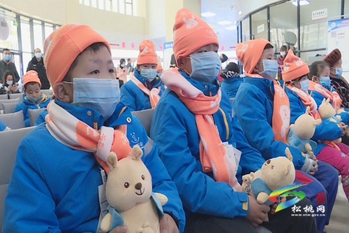 松桃舉行“社工黔行·愛幼同心--社區(qū)青少年事務(wù)”社會工作服務(wù)項(xiàng)目啟動儀式