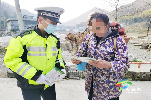 松桃交警開展交通安全知識“進(jìn)農(nóng)村、進(jìn)家庭”宣傳活動