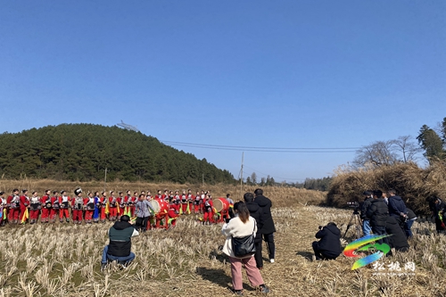 貴州日報(bào)當(dāng)代融媒體集團(tuán)及專家到我縣采風(fēng)錄制民族音樂