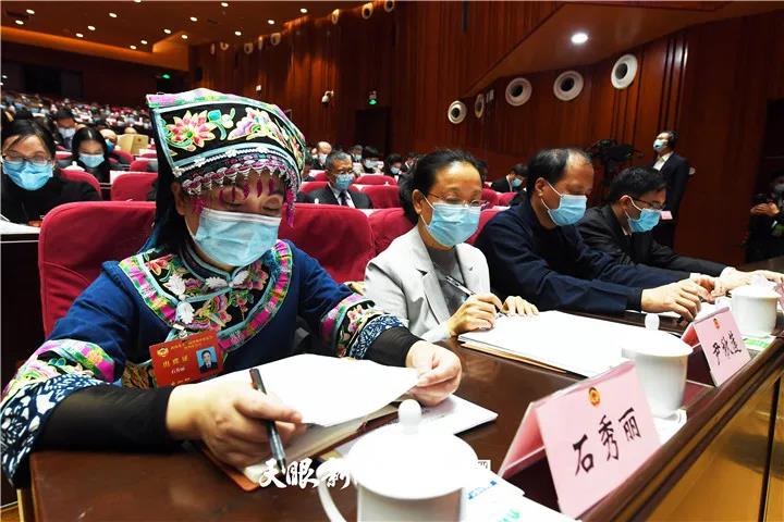 【省“兩會(huì)”專題報(bào)道】貴州省政協(xié)十二屆四次會(huì)議隆重開(kāi)幕：諶貽琴應(yīng)邀出席并講話