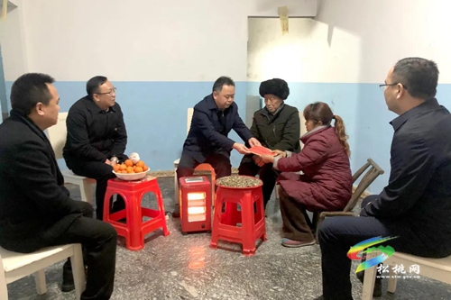 李俊宏春節(jié)前走訪慰問(wèn)因公犧牲干部家屬、困難老黨員、困難職工