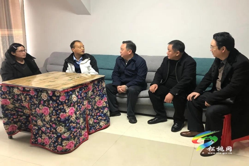 李俊宏春節(jié)前走訪慰問(wèn)因公犧牲干部家屬、困難老黨員、困難職工