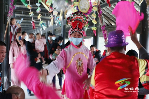 【新春走基層】大路茶燈來(lái)宣傳 警民和諧無(wú)詐騙